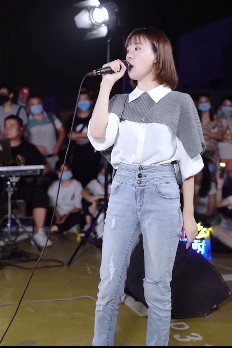 小阿七醒来折花抖音同款早秋季白衬衫灰色针织披肩高