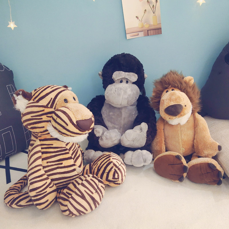 毛绒玩具可爱老虎狮子公仔娃娃床上猩