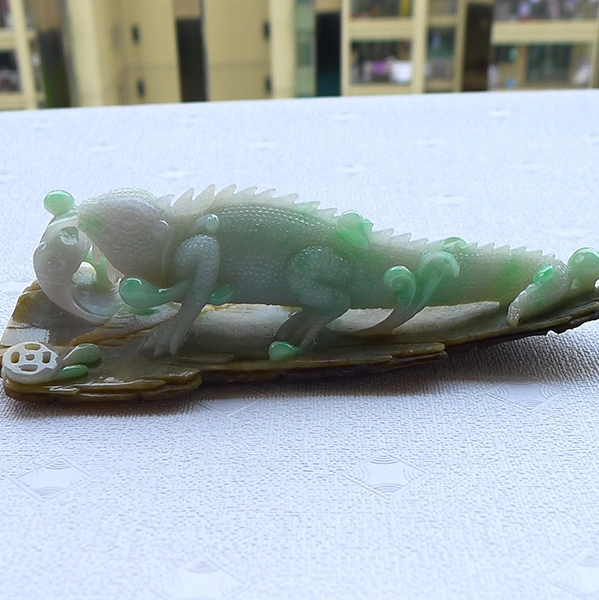 缅甸天然翡翠飘绿蜥蜴摆件109.32克