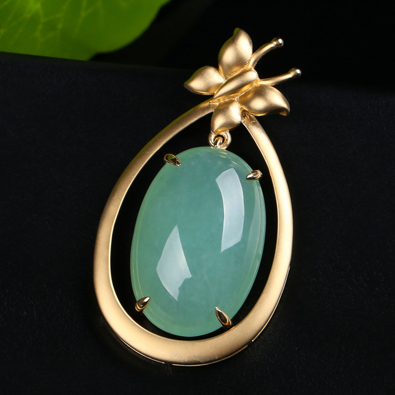 天然a货翡翠浅绿大蛋面镶嵌蝴蝶吊坠-18k金钻镶嵌6.03g - 拍卖