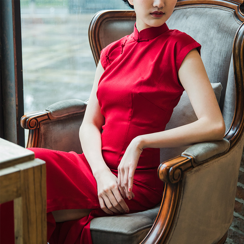 复古新中式传统红色暗纹新娘修身长款