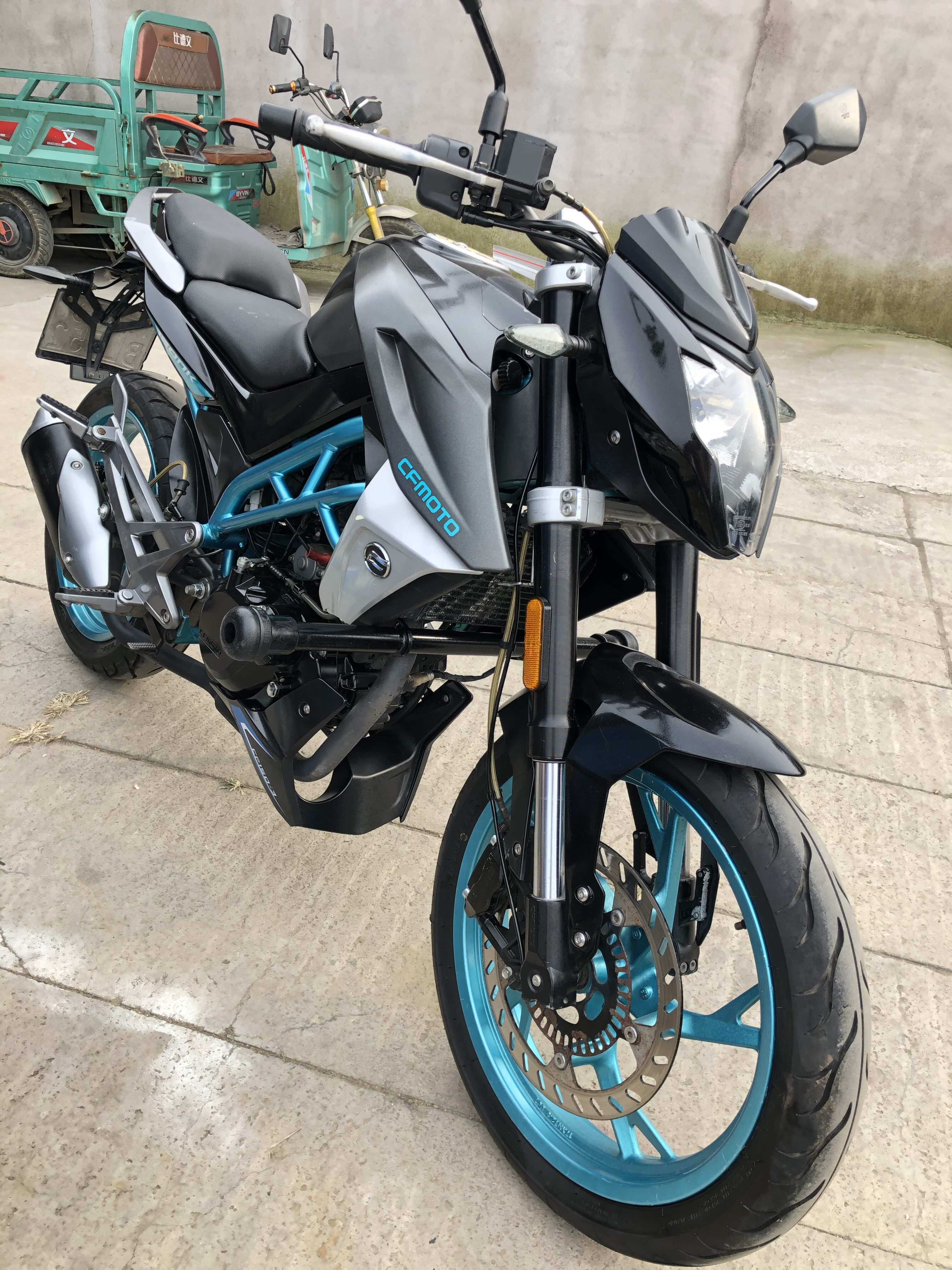 特价大排量街车_二手春风150nk摩托车250nk街车cf400机车nk650大排量