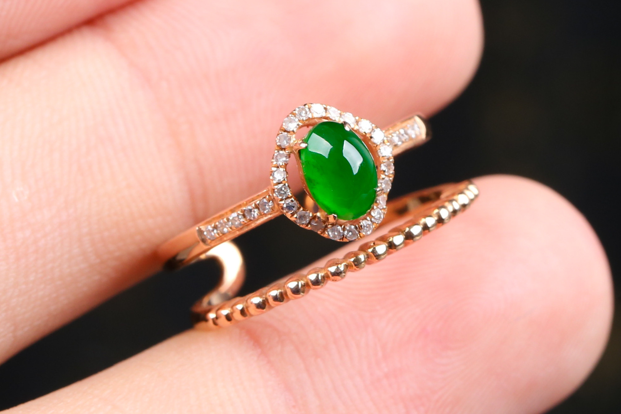 18k黄金豪华伴钻嵌帝王绿蛋面翡翠女戒3.01g