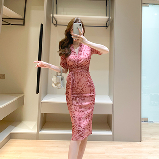 粉色印花连衣裙女夏季新款气质减龄高级感轻熟风V领绑带修身裙子