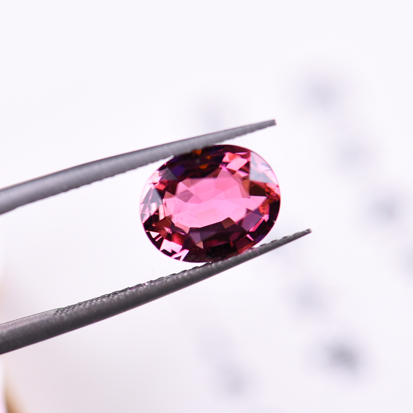 天然极品红碧玺戒面 2.4克拉 刻面多 切工完美 收藏款