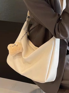 米白色柔软大容量斜挎包包女士2024新款潮时尚通勤百搭休闲单肩包