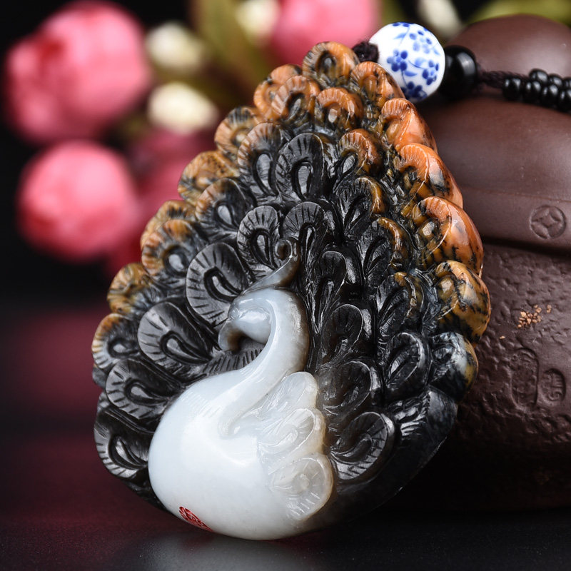 省级玉雕大师梁振作品 和田玉白玉 孔雀开屏挂件 85.91g
