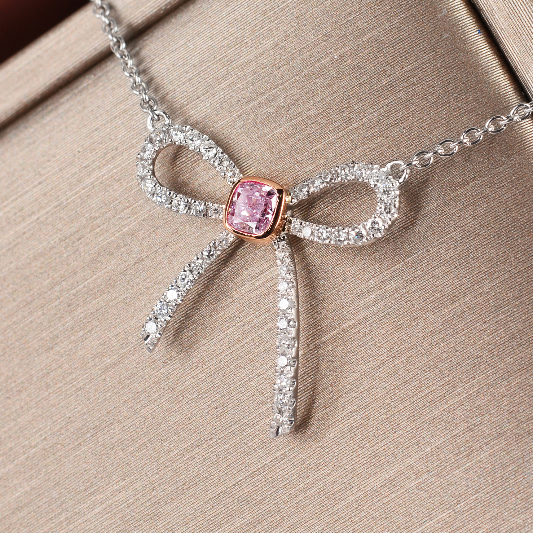 17克拉粉钻 gia证书 flpp 18k金天然粉钻锁骨链吊坠项链 8118# - 拍卖