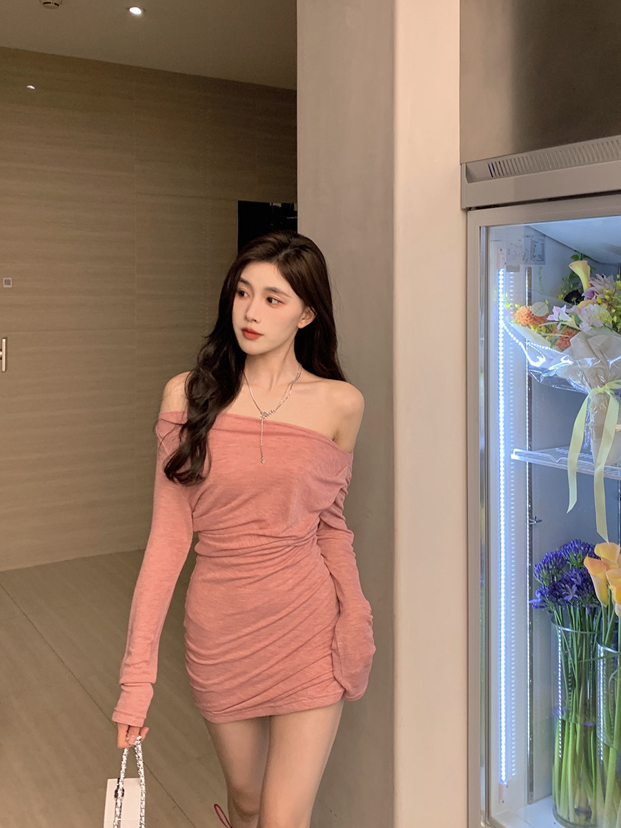 何晨曦温柔气质露肩粉色连衣裙女夏季设计感收腰显瘦性感包臀短裙