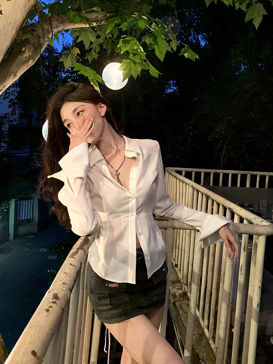 何晨曦 纯欲白色别致衬衫女性感辣妹黑色衬衣收腰设计感显瘦上衣