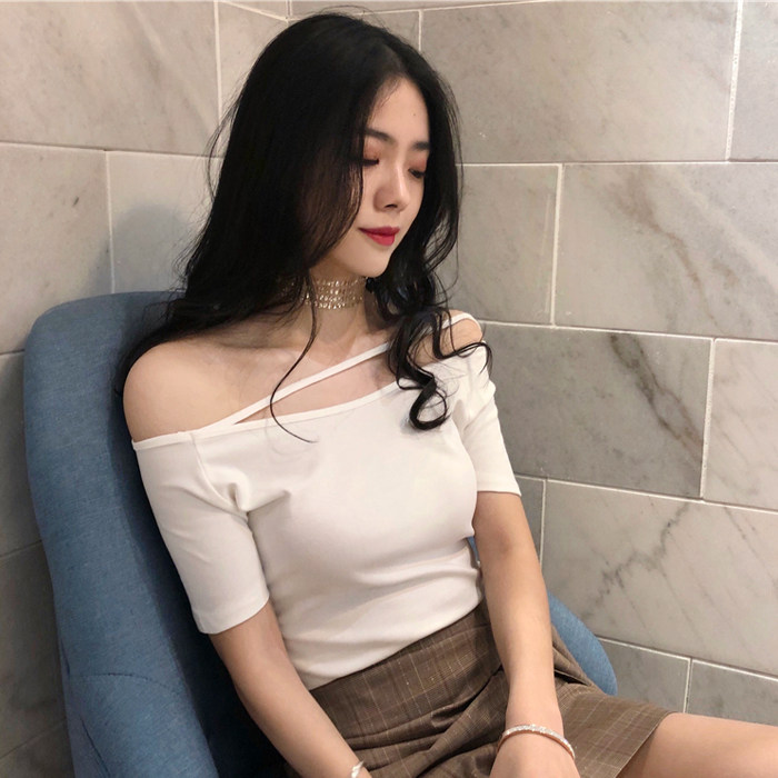一折漏肩上衣女 一字肩 小露香肩