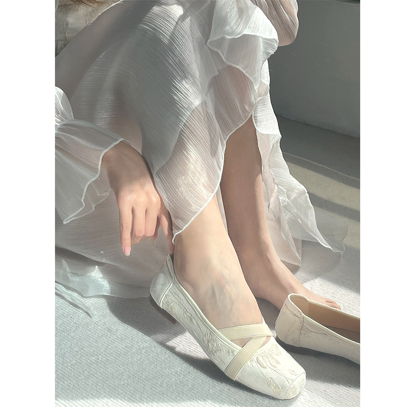 玫瑰芭蕾国风复古刺绣鞋女配旗袍的鞋