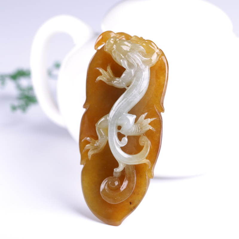 王烨工作室作品 《草龙》黄翡翡翠a货吊坠 39.82g