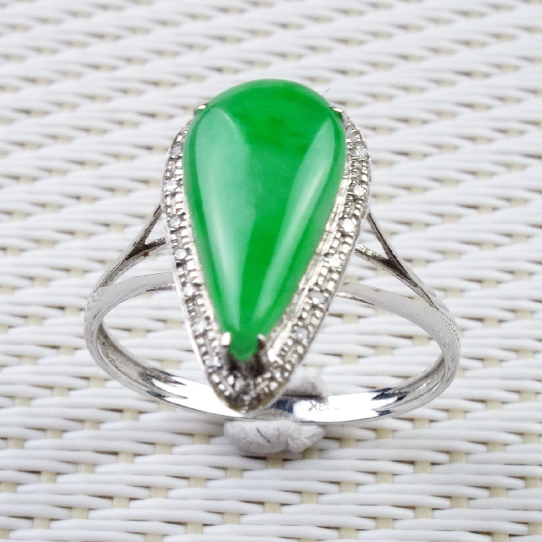 18k金镶钻a货翡翠水滴形戒指1.56克 (内径17.1mm)