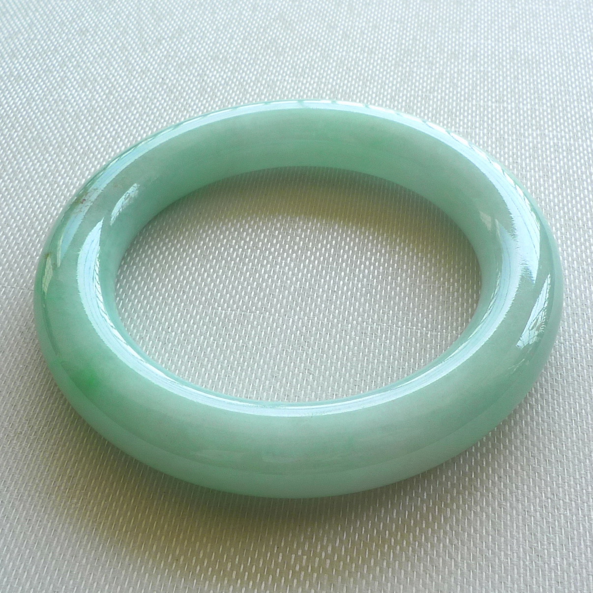 老坑a货翡翠圆条手镯75.66克 (圈口54.4mm)