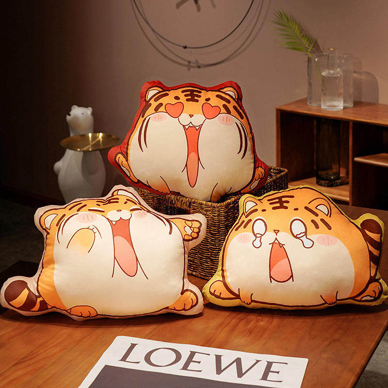 老虎抱枕新年客厅沙发萌虎靠垫虎生肖靠枕可爱春节过年会装饰礼物
