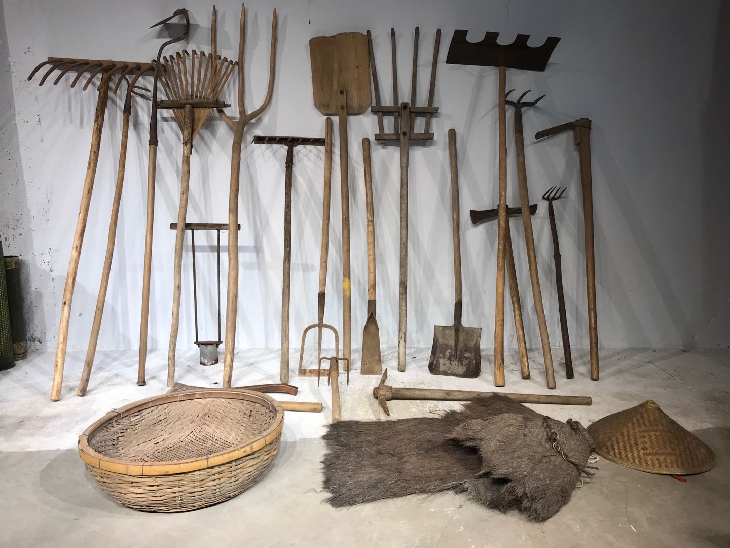 淘宝￥32折后价￥22民俗老物件农村农具水车木犁播种机米斗竹簸箩木