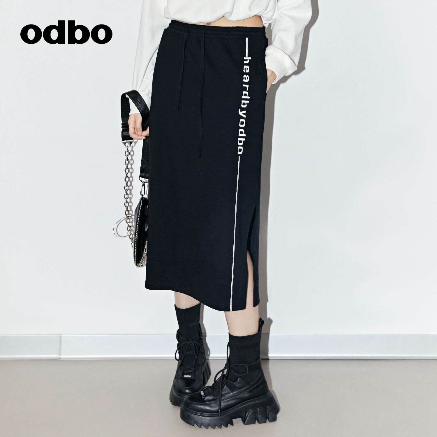 odbo 小众设计感logo刺绣黑色松紧高腰开叉半身裙女初秋2022新款