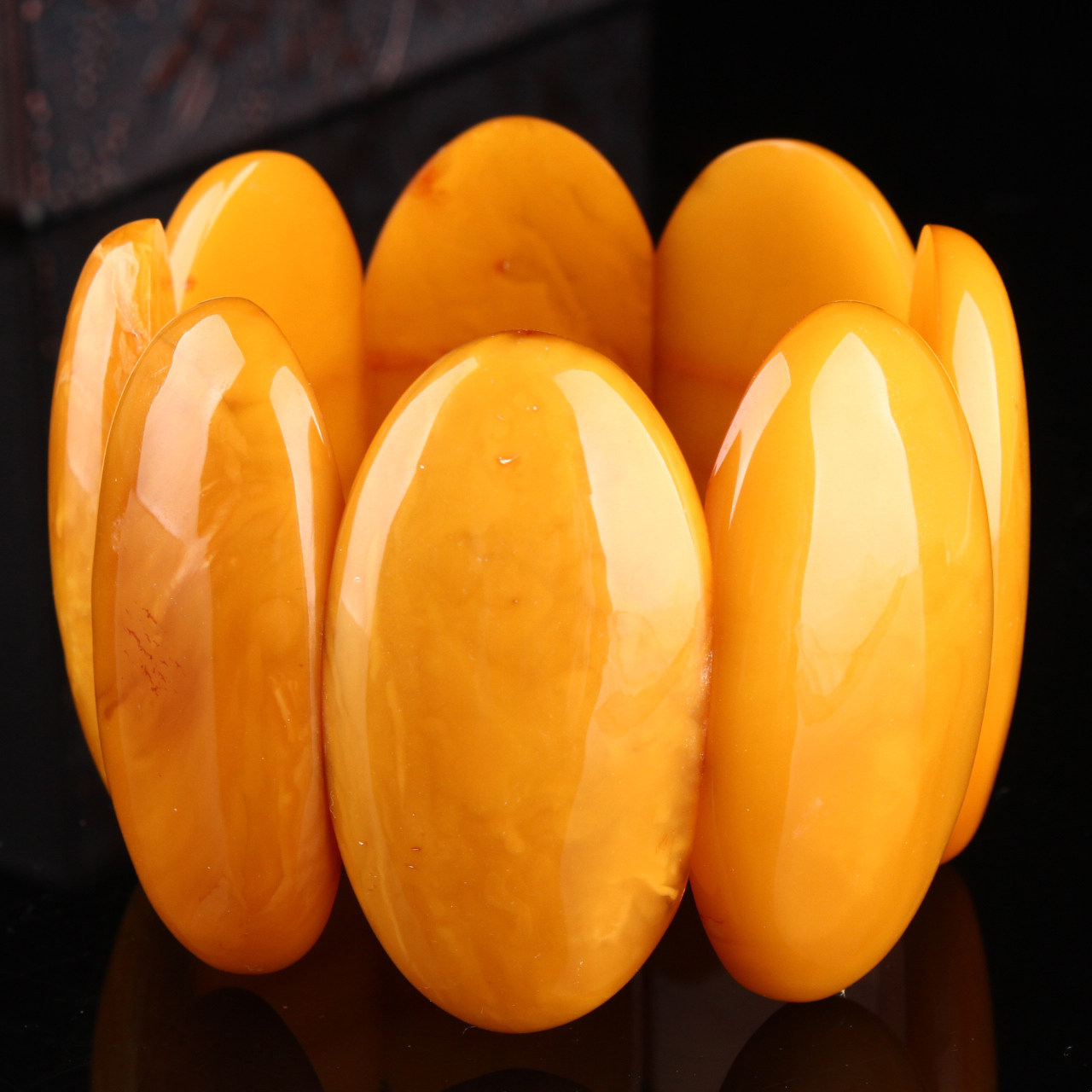 69.88g精品鸡油黄蜜蜡大手牌手链