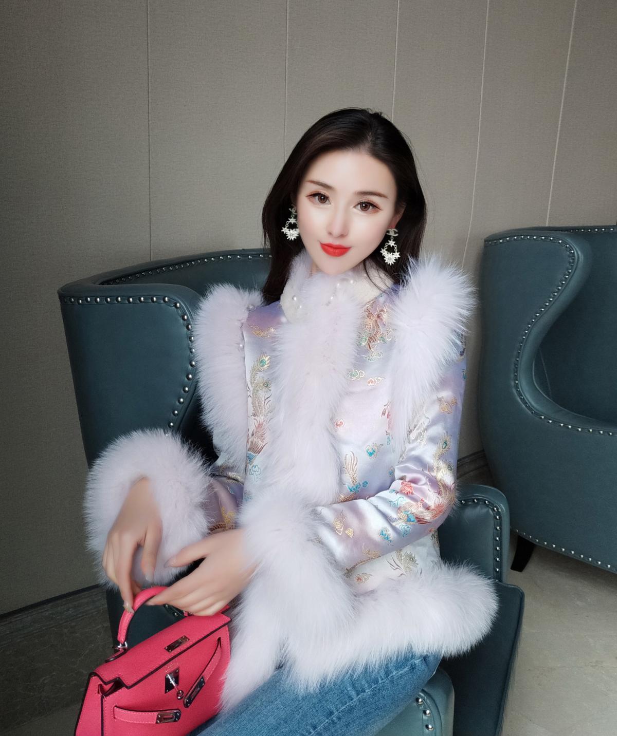 馆-中国风粉紫色名媛缎面狐狸毛皮草外套女款钉珠重工羽绒棉短款旗袍