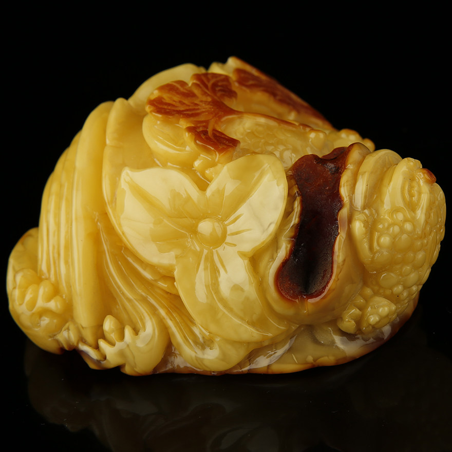 151.99g【金蟾献宝】苏公俏色巧雕蜜蜡摆件
