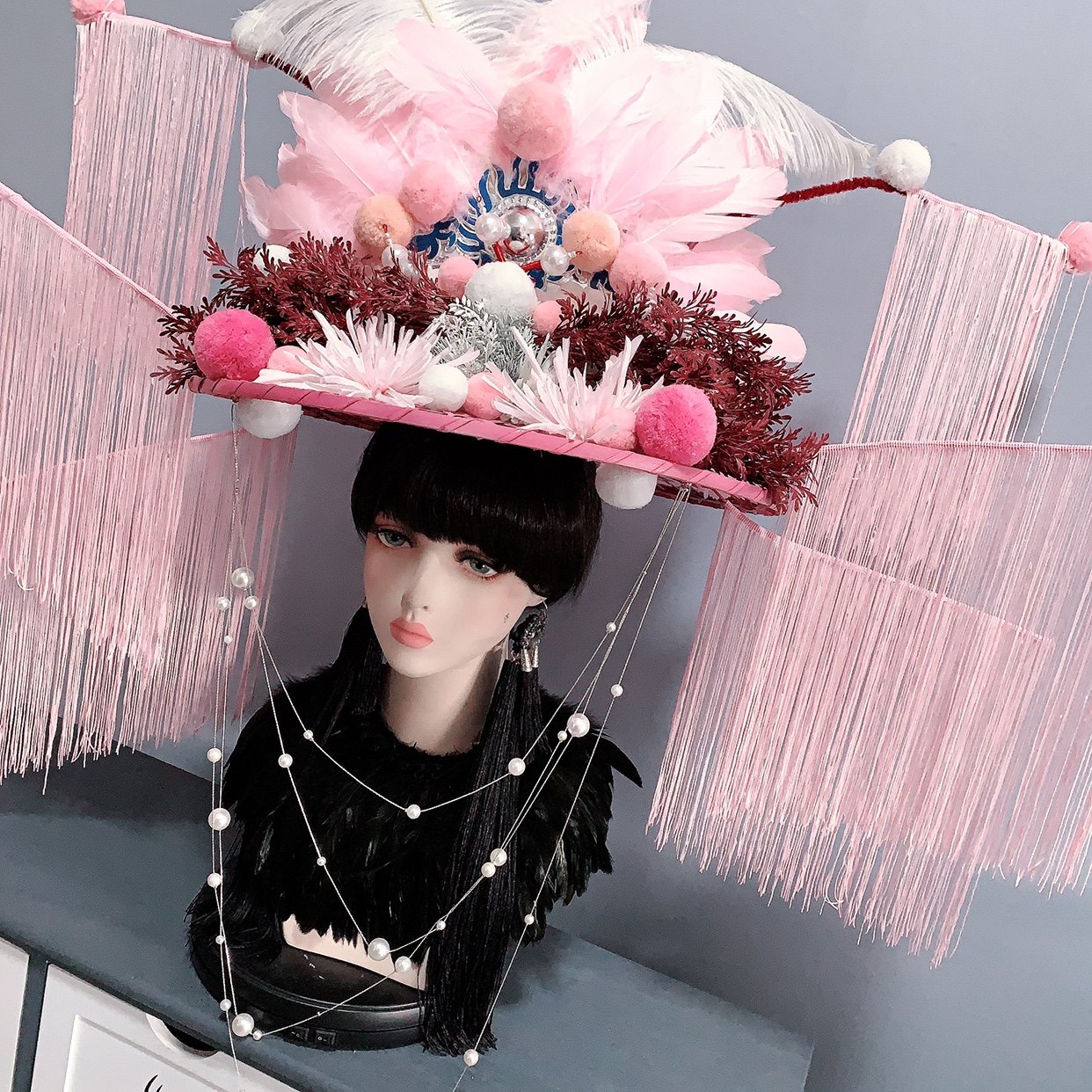 中式国潮古风扇子红色羽毛夸张走秀头饰创意演出影楼拍摄流苏帽子