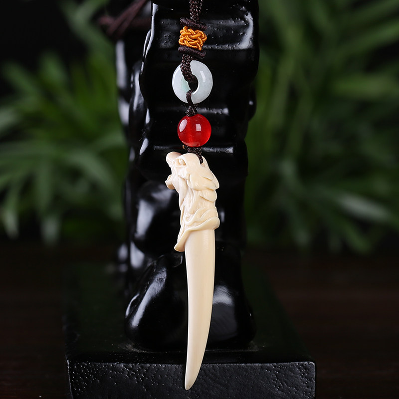 猛犸牙雕 质地温润 技艺娴熟《狼牙挂件》