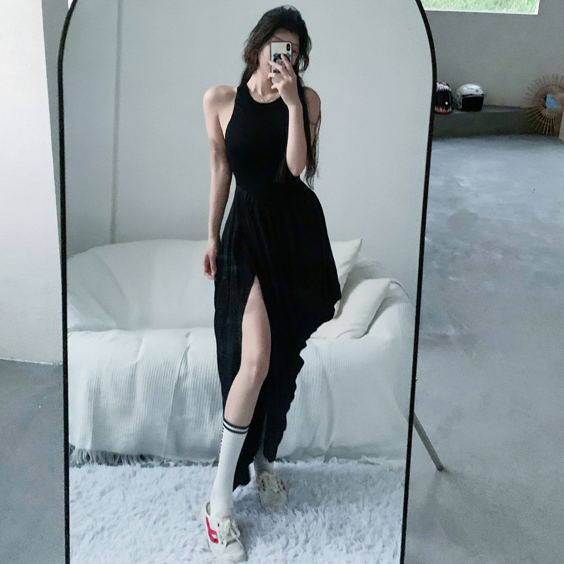 图图小有名气的黑暗风背心露腿连衣裙