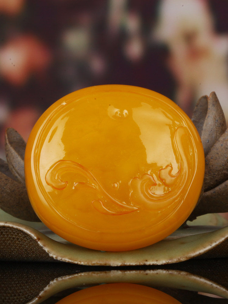 嘉乐琥珀天然蜜蜡圆形吊坠鸡油黄雕刻花纹挂坠男女项链毛衣链5290