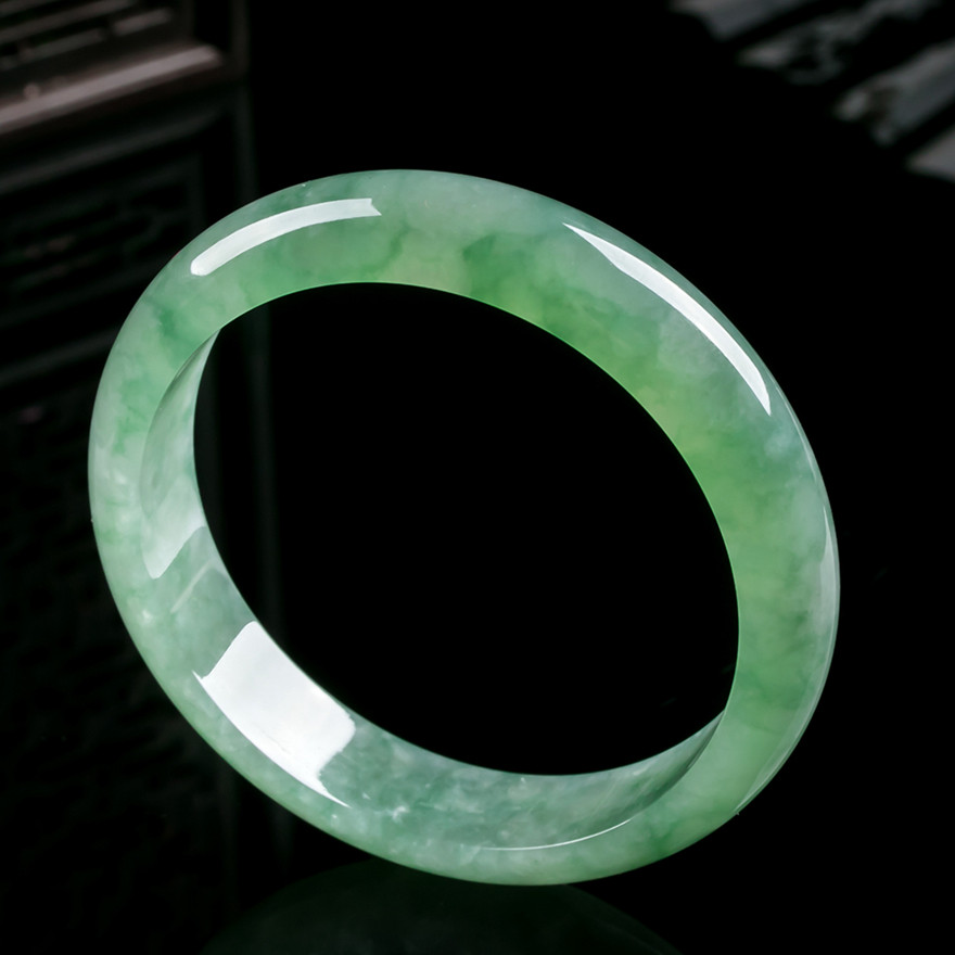 天然缅甸a货翡翠冰糯种飘绿水润手镯51.18 g(内径:57.8mm)