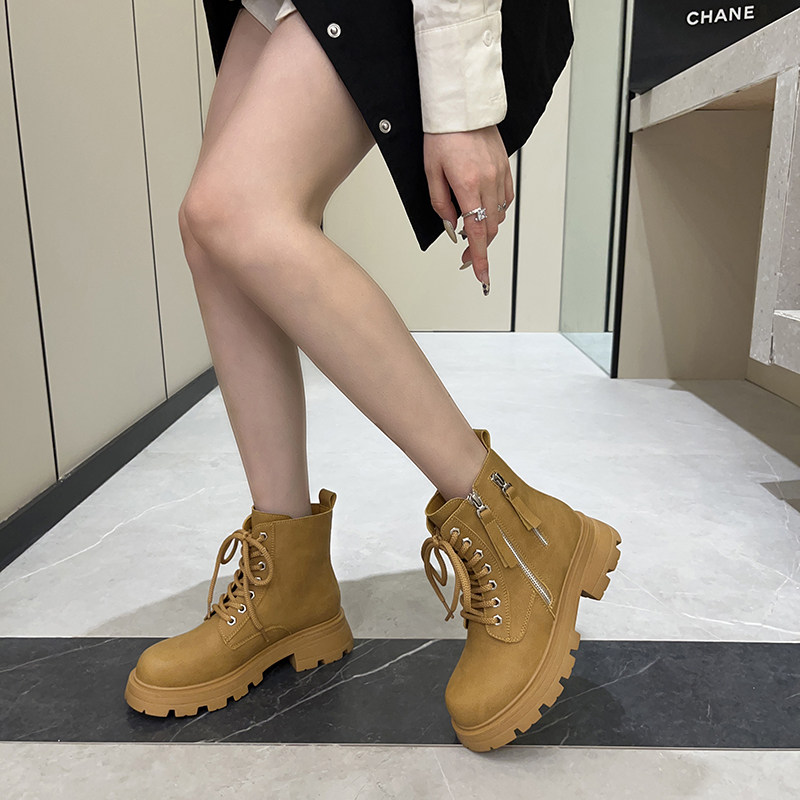 高级感马丁靴女款秋季2022新款踩不烂大黄靴欧货爆款短靴大码真皮