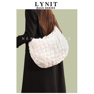 LYNIT 韩版云朵褶皱大包女2024新款大容量轻便饺子包通勤斜挎包包