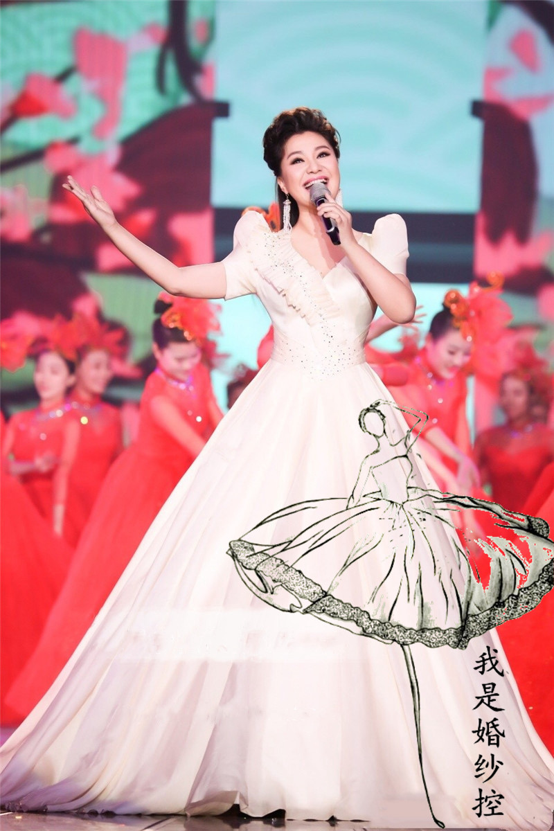 定制演出服明星同款白色蓬蓬表演服王丽达同款演唱会成人礼年会——我