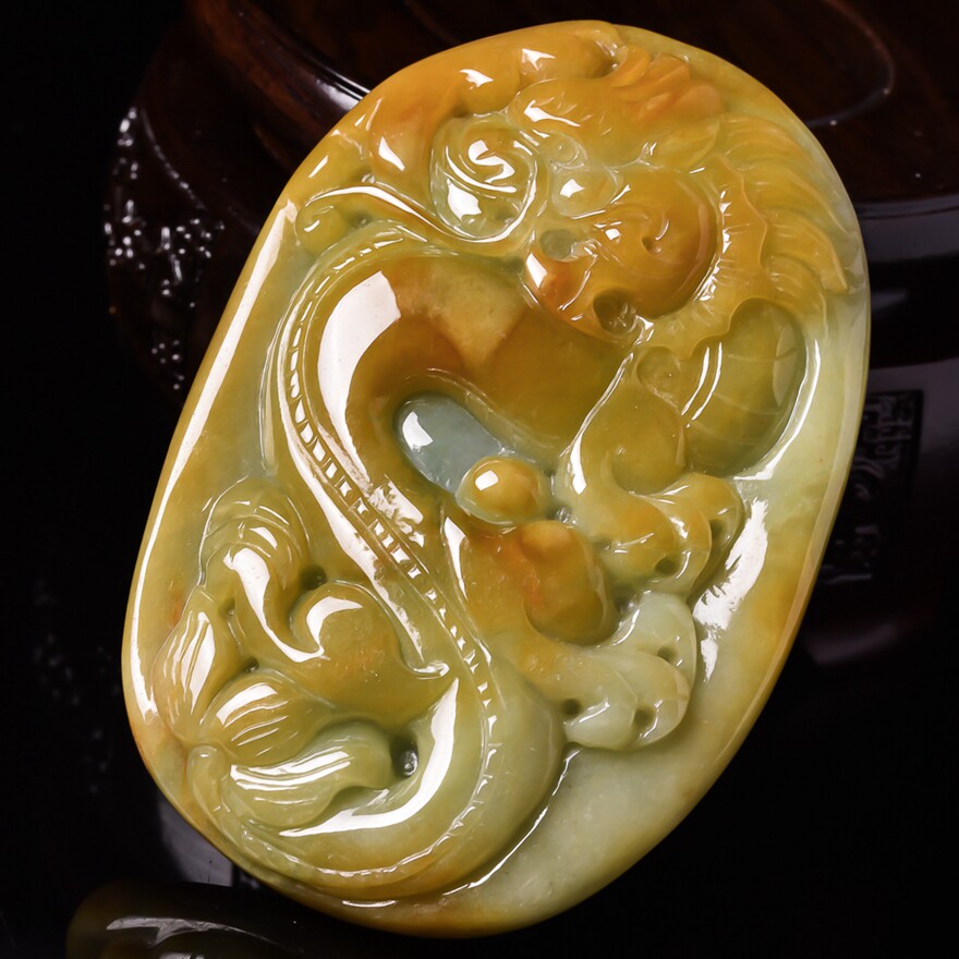 缅甸天然a货翡翠 老坑水润黄翡仿古龙牌吊坠119.96g