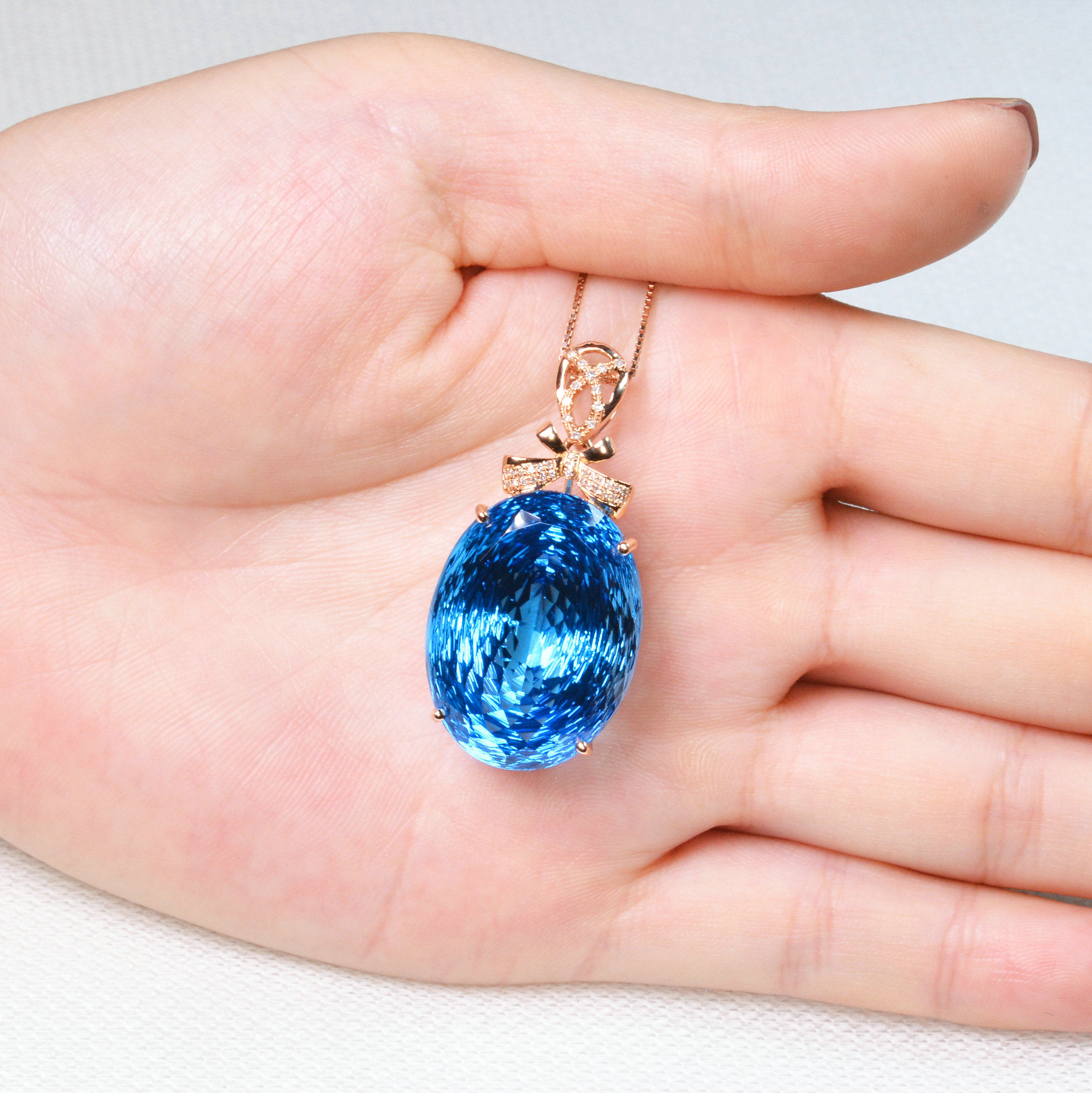 43.7ct 18k金天然托帕石吊坠 颜色好 净度高 伴镶钻石 6870