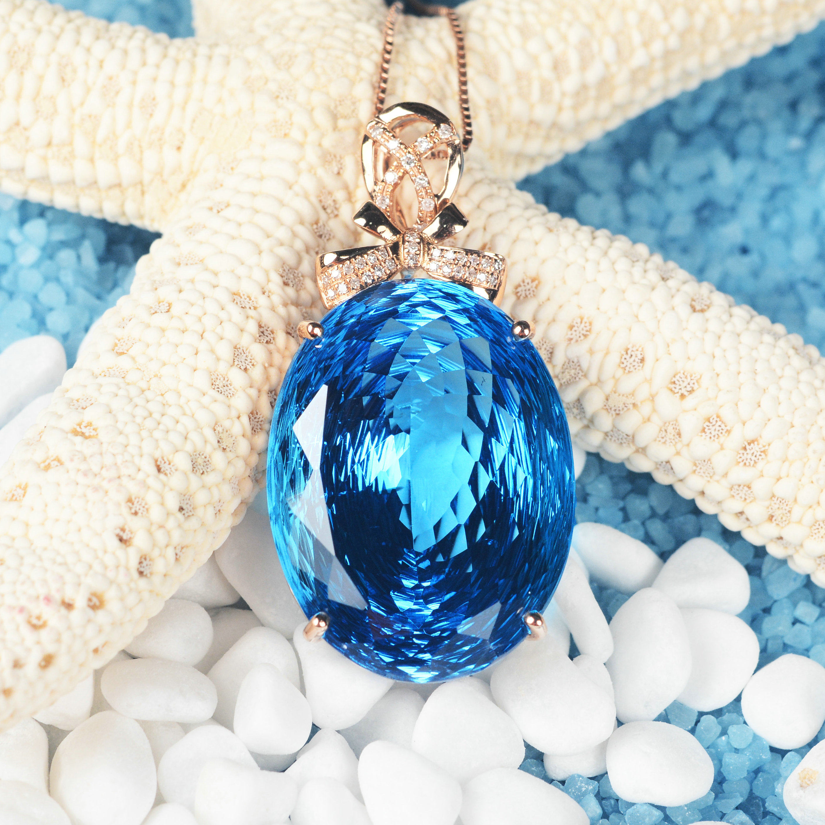 43.7ct 18k金天然托帕石吊坠 颜色好 净度高 伴镶钻石 6870