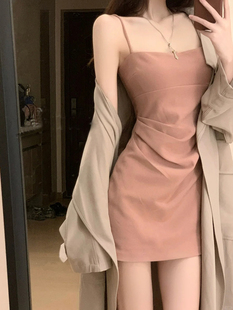 粉色吊带连衣裙女2024夏季新款气质辣妹褶皱收腰显瘦性感包臀短裙