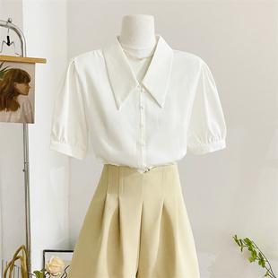 法式翻领白色衬衫女夏季短袖设计感小众洋气显瘦单排扣泡泡袖上衣