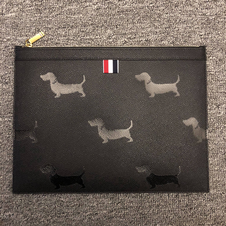 热销tb牛皮包_tb新款 2019 狗狗元素手拿包 荔枝纹小牛皮 手感俱佳