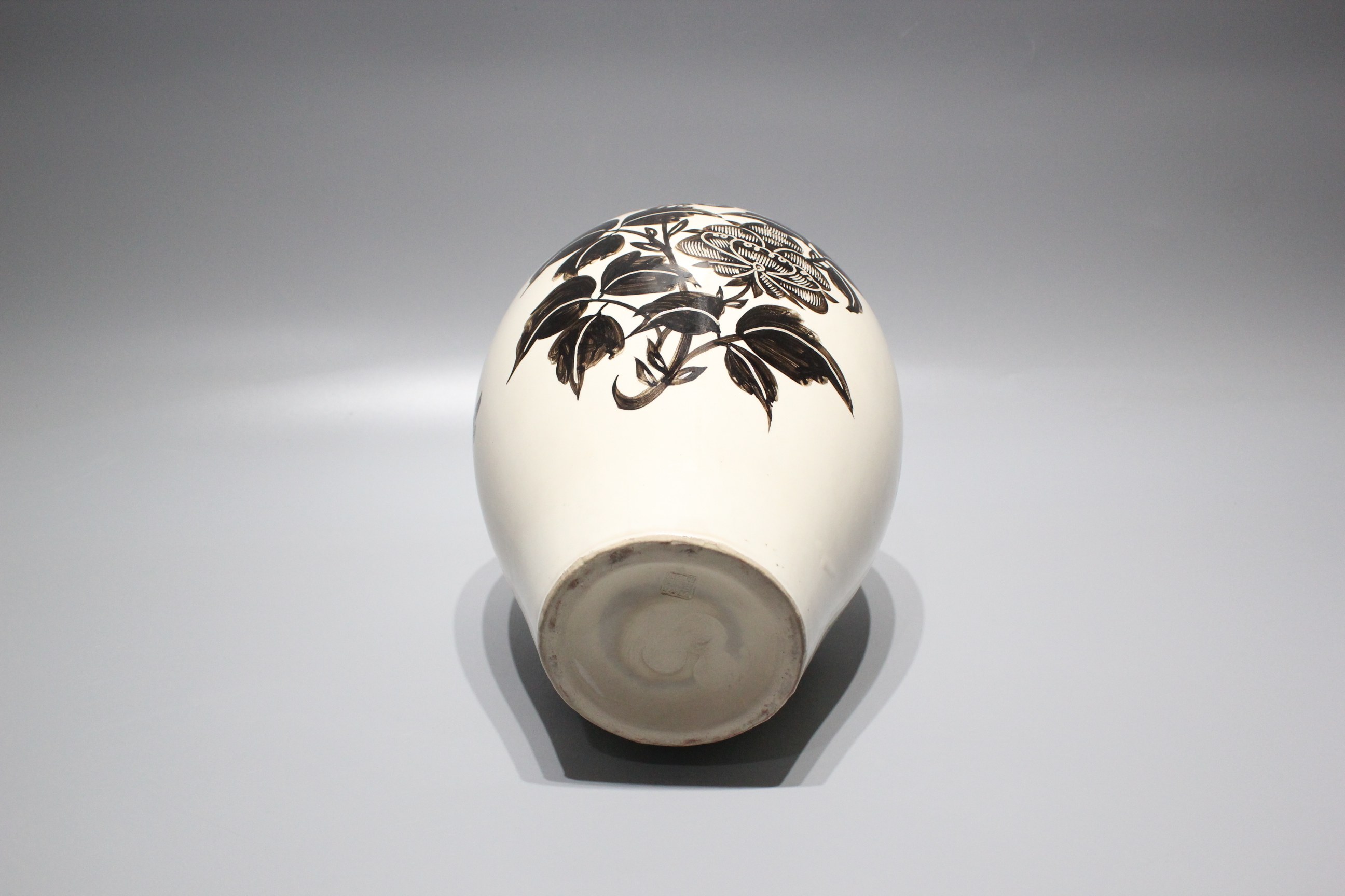 磁州窑省大师 柴珲 柴珲 仿元白底黑花蝴蝶牡丹瓶