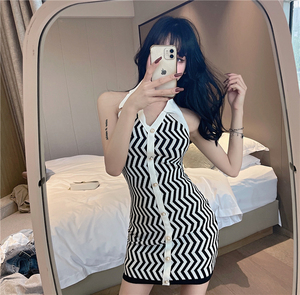 Real shooting of the new open back hanging neck sweater， slim and slim， geometric pattern dress， short skirt， female