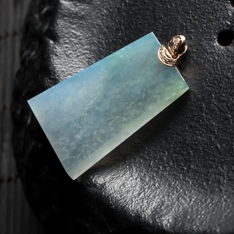 [源头好货-四会】18k金伴钻翡翠冰种木那雪花棉无事牌12.60g