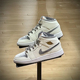 Nike耐克女子新款AIR JORDAN 1 中帮复古篮球休闲板鞋FB9899-100