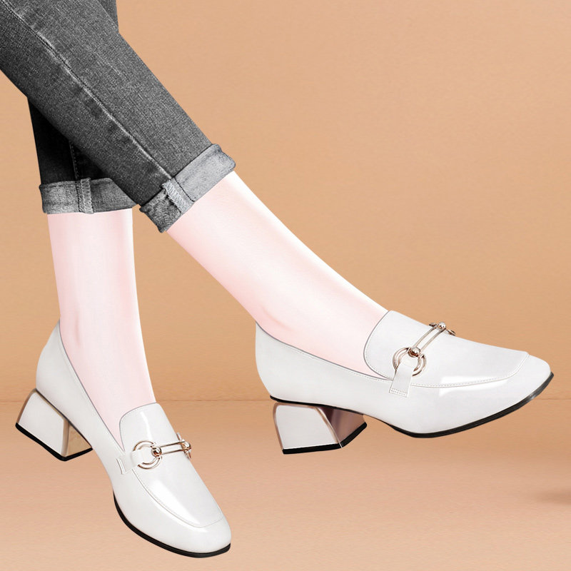 白色小皮鞋女英伦风真皮粗跟百搭春秋单鞋2021新款中跟漆皮乐福鞋