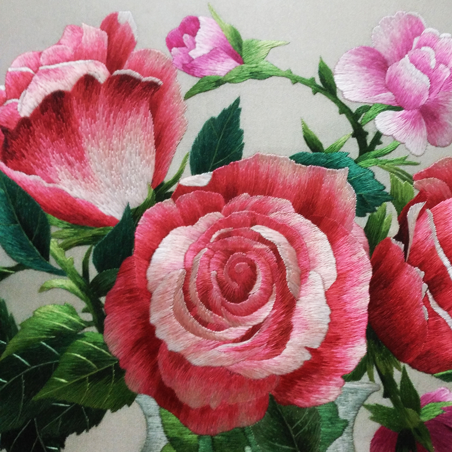 苏绣世家《三朵玫瑰瓶》钱菊凤大师工作室作品