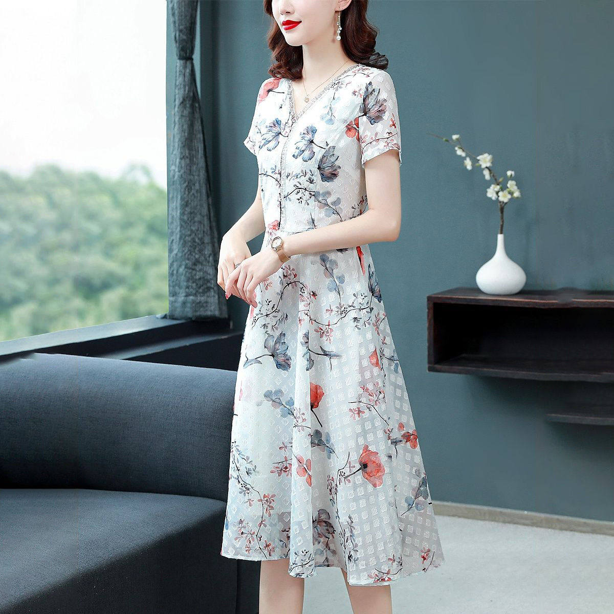 印花连衣裙2021新款v领气质高档女装碎花收腰a字裙白色中长裙夏季