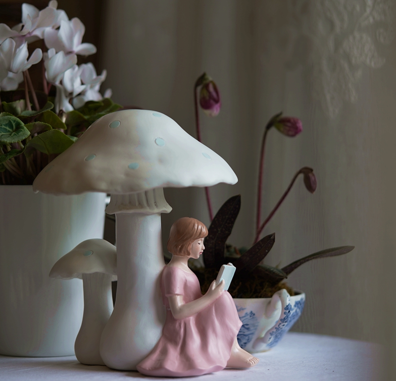 北欧树脂蘑菇女孩装饰摆件少女心桌面小摆件卧室房间女生书桌饰品