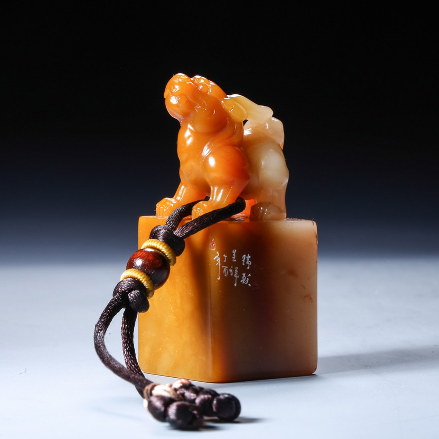 ss0552 寿山芙蓉石《瑞兽呈祥》篆刻佳品 古兽印钮 黄白巧色 藏品