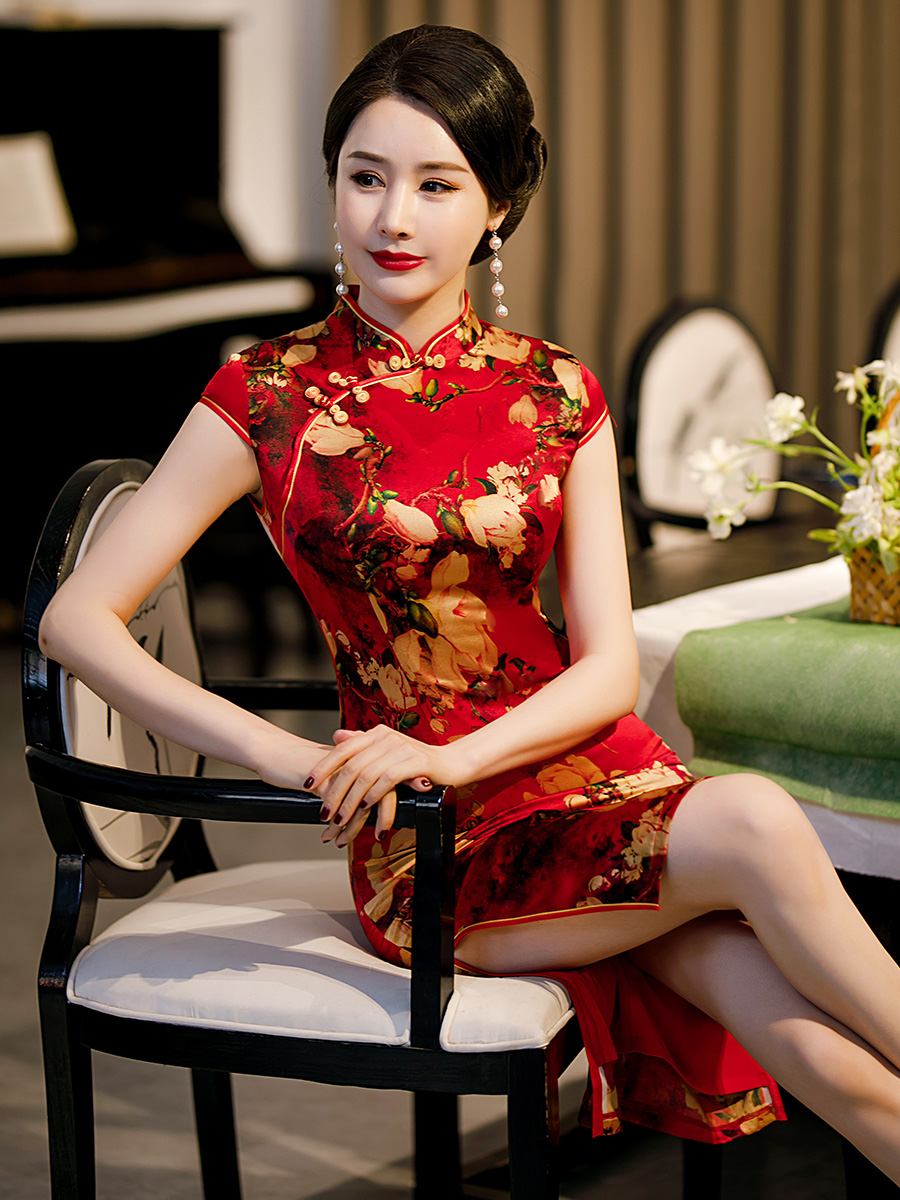 美舒饰旗舰店的优惠券大全—年轻喜婆婆婚宴装秋长款刺绣金丝绒旗袍