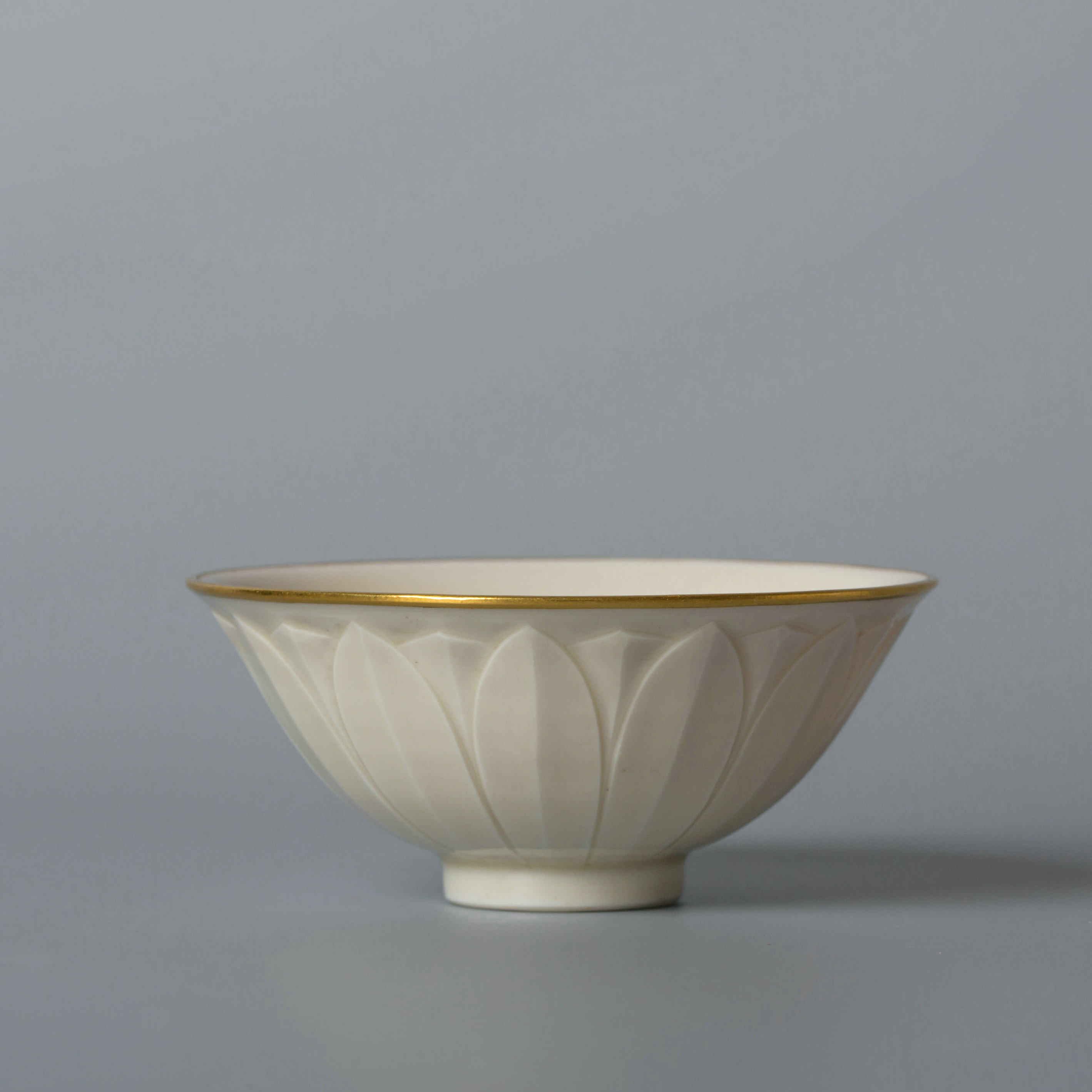 定瓷茶杯牙白釉传统手拉坯剔刻莲瓣官字浅口茶盏